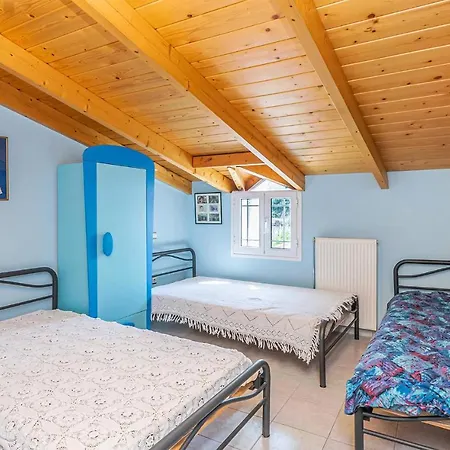 4 Bedroom Nice Home In Patra *