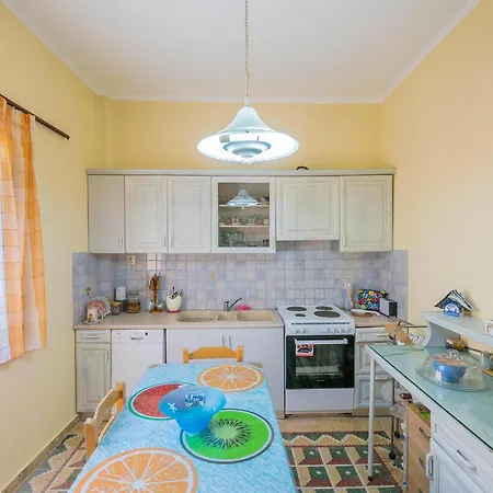 Дом отдыха Lovely In With Kitchen Патра