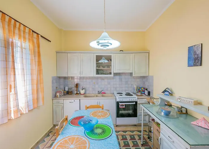 Дом отдыха Lovely In With Kitchen Патра